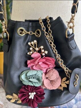 Black Floral Applique Drawstring Crossbody Bucket Bag